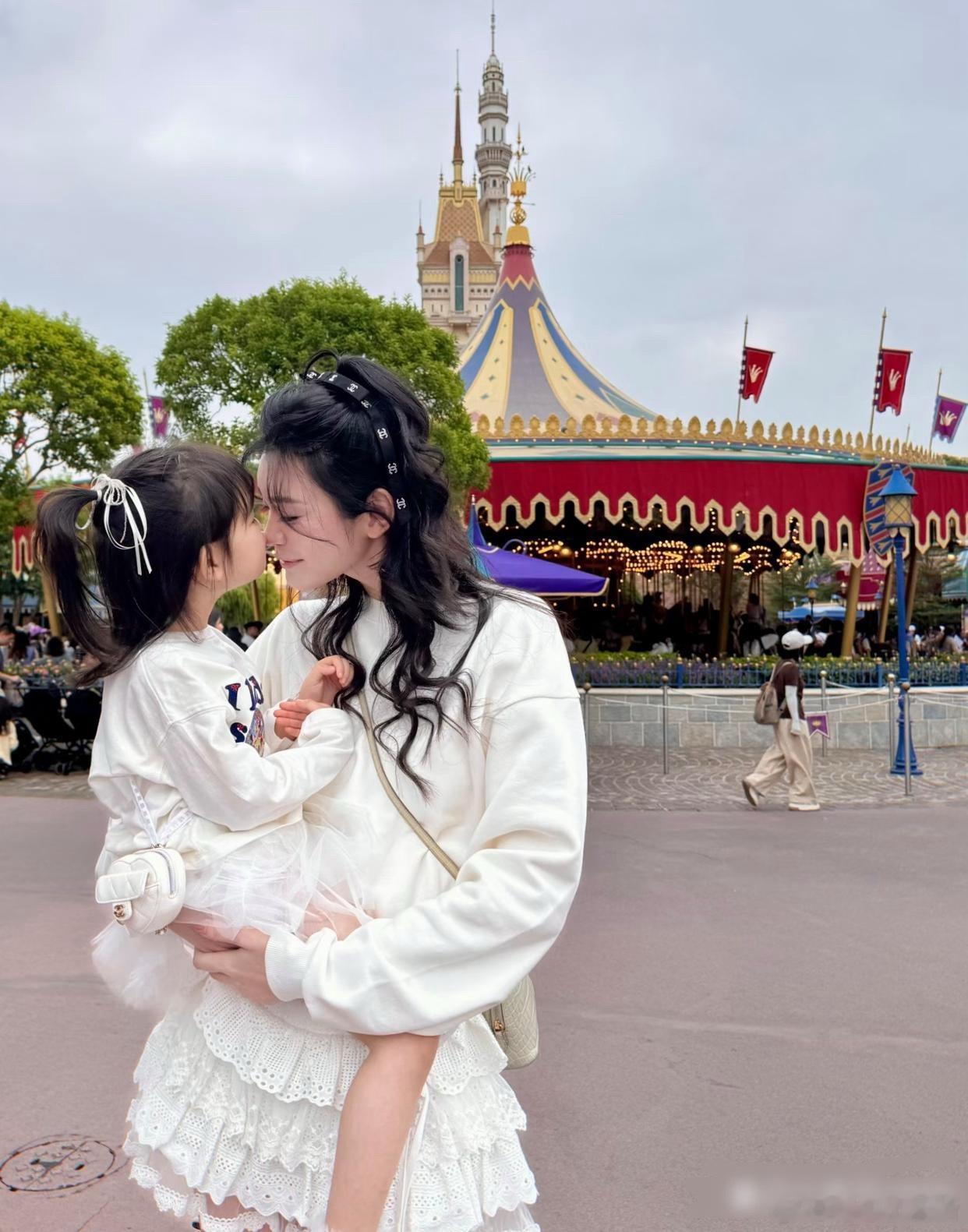 奚梦瑶带4岁女儿逛迪士尼，小姑娘腿长逆天，身高快到妈妈腰了，超模基因这玩意儿真是