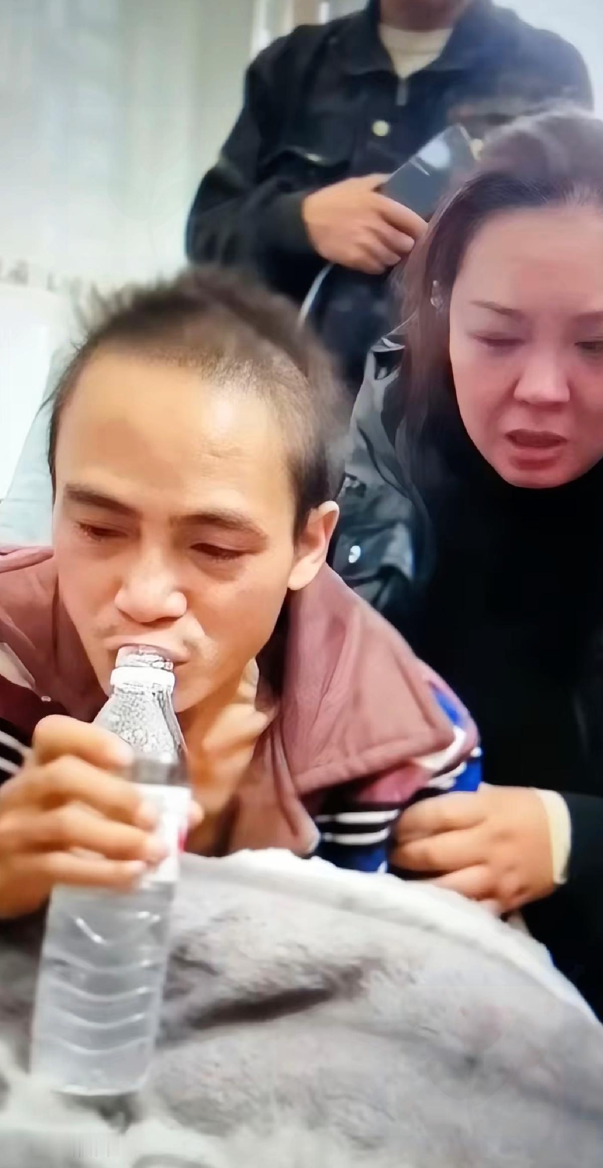 泪目到窒息！肝癌晚期被下病危的男人，回家两天粒米未进，只说心里烧得像揣着火炉，喉
