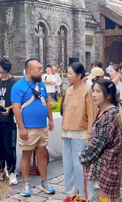 纳闷？倪萍那么有钱咋不请个造型师呢？她总参加活动形象太重要了。看视频中这款上衣