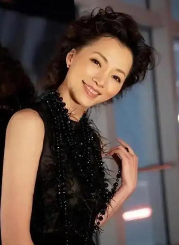 董卿父亲含泪反对的豪门婚姻终究崩塌，密春雷从百亿富豪沦为老赖，她沉默多年卖房，一