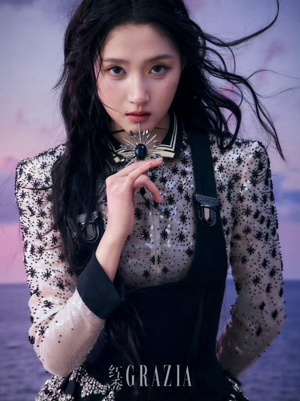 关晓彤红秀穿了5套高定完全靠脸和气场压着呀，但是也是真的美。