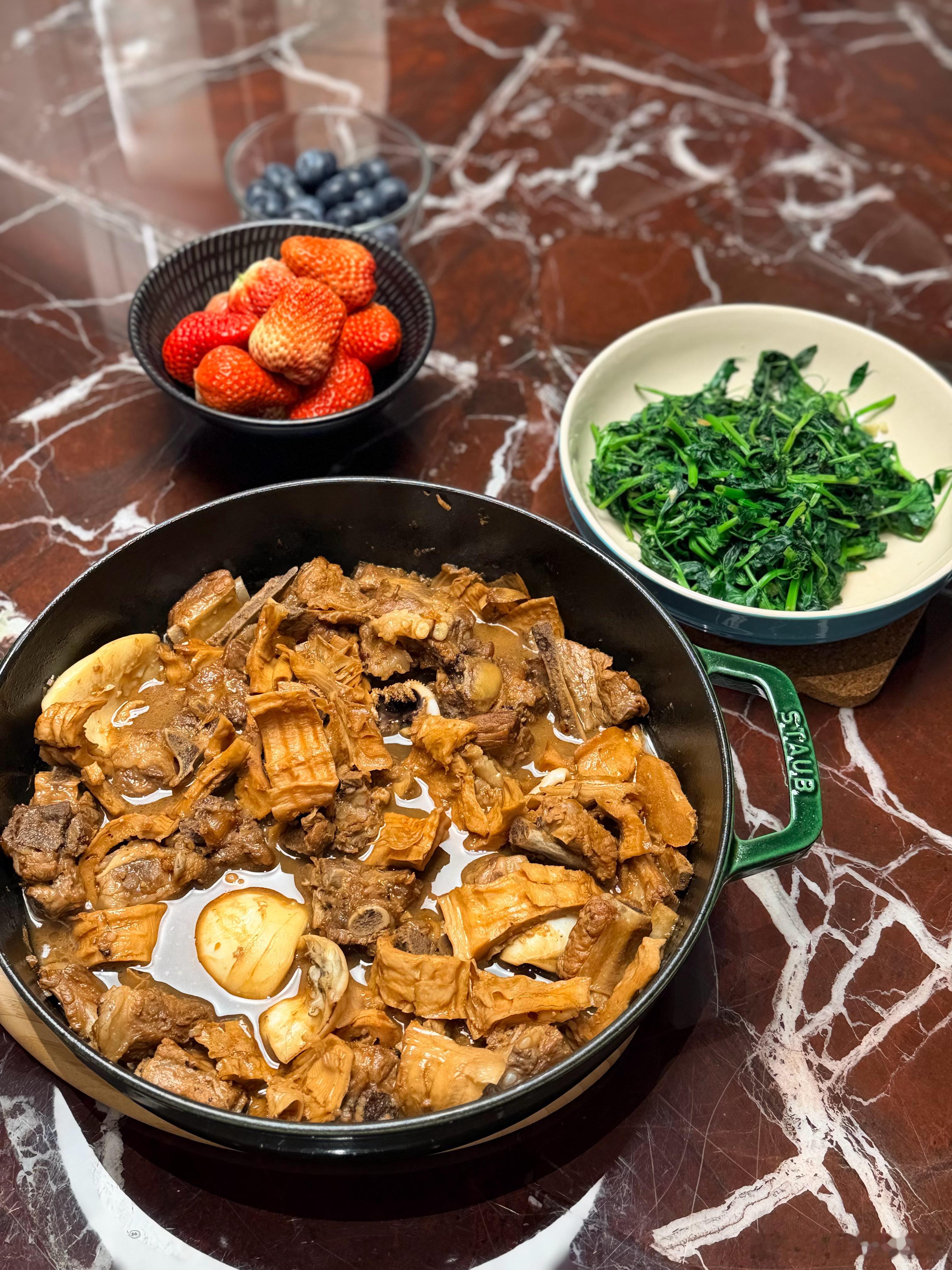 今天做了一道家常菜【笋干菜墨鱼烧排骨】1，笋干菜提前泡发，泡发12小时以上，中途