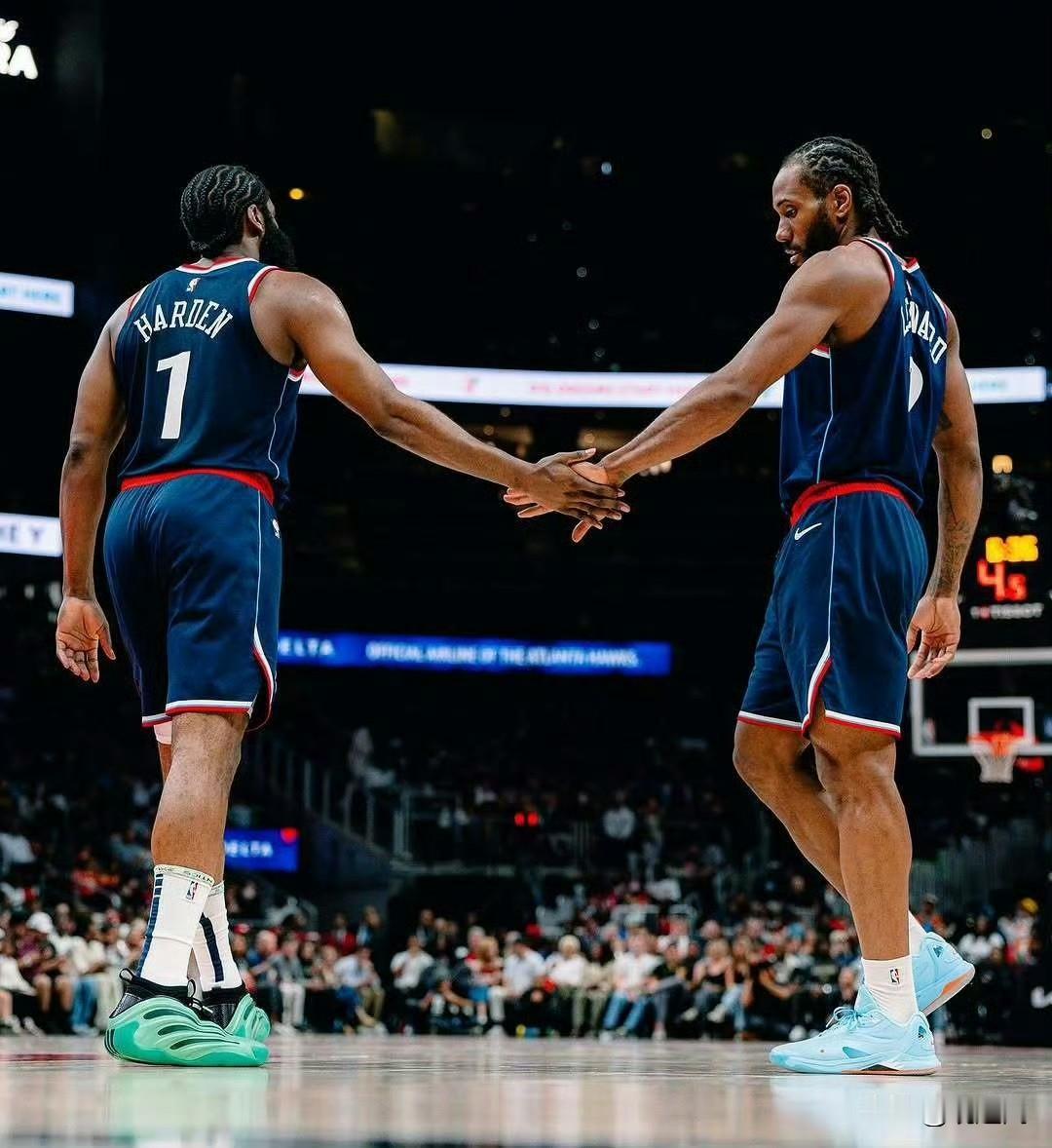 确实是哈登先提出离队的！哈登离队这则消息是由詹姆斯·哈登及其团队主动放出的，