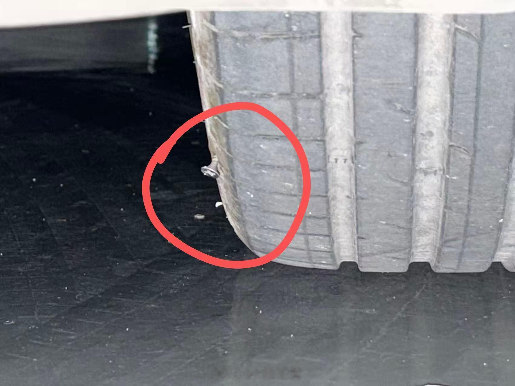 大众ID.3轮胎扎钉子了，由于扎在侧壁上，轮胎自修复失效，同样无法进行补胎。