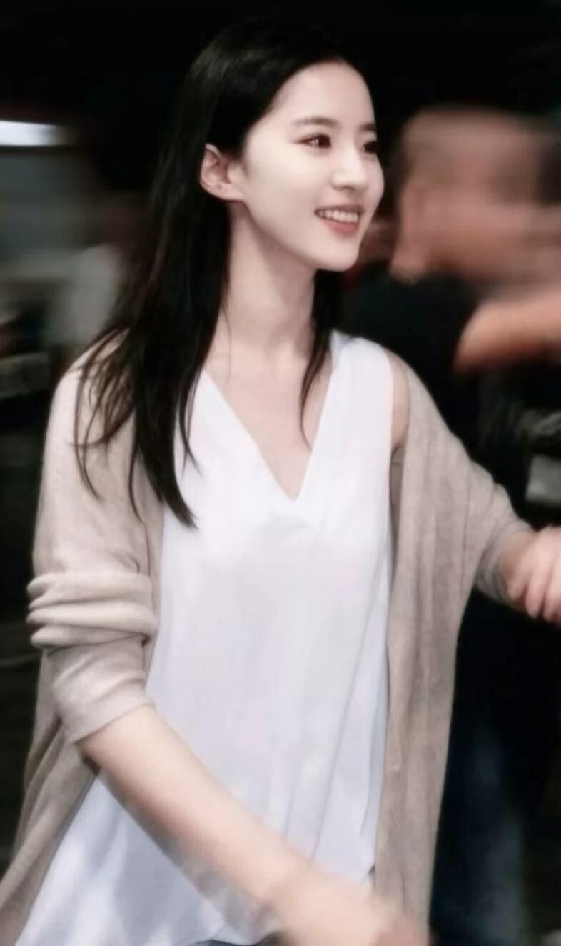 神仙姐姐刘亦菲就是衣服架子她穿什么款式的衣服都好看即使很普通的衣服她穿也好看[送