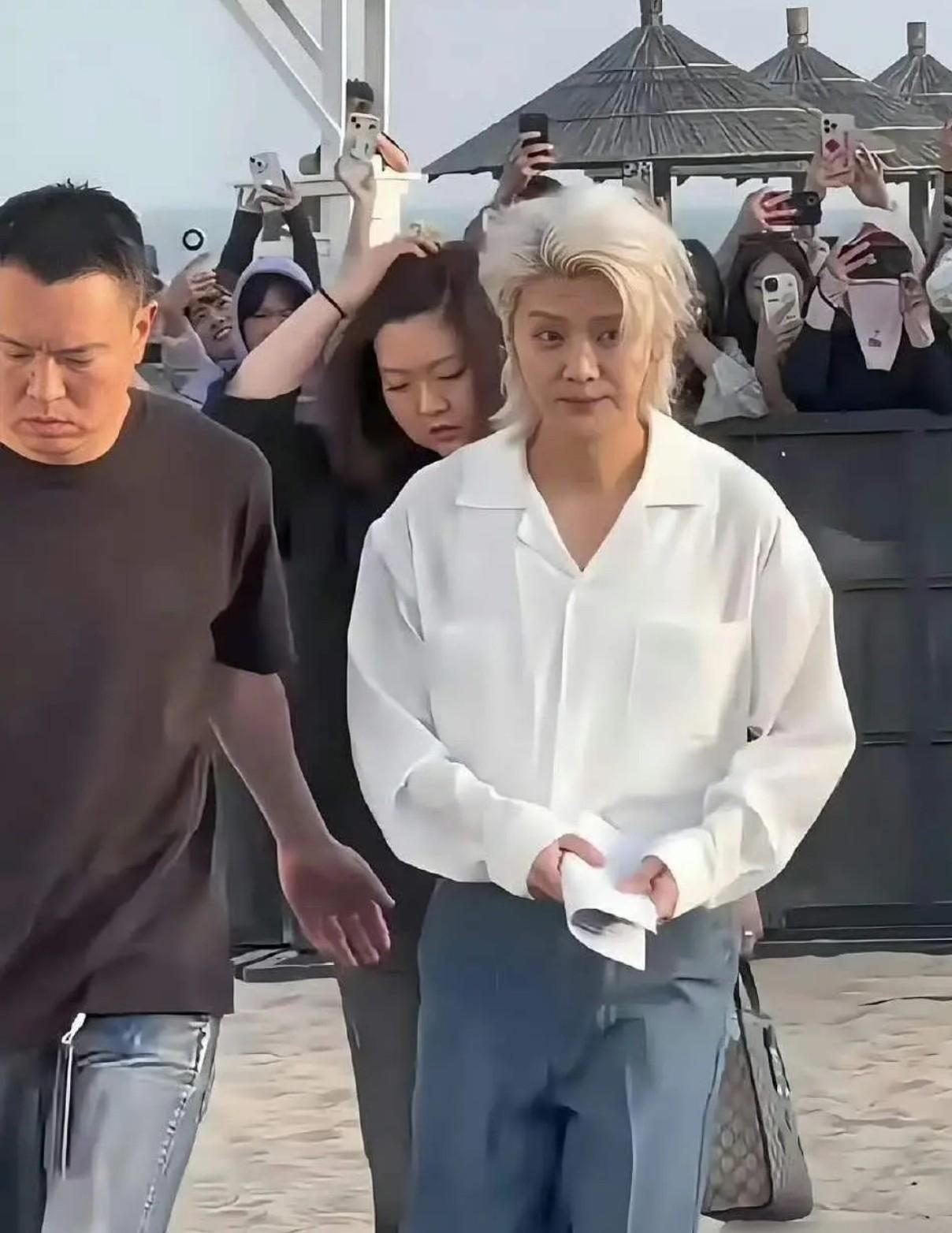 别的不提，从来没人跟他说发色发型好土么？感觉是二十年前流行，现在精神小伙都不搞了