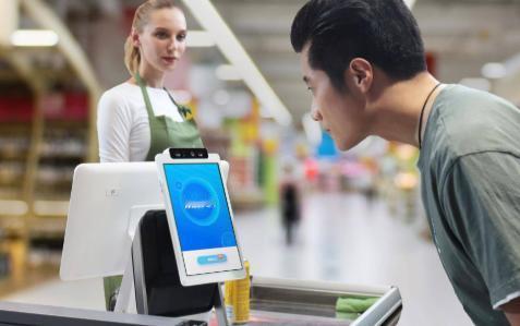 昨天去超市买菜，结账时我掏出手机准备扫码，收银员大姐摆摆手：不用扫了，你站这儿看