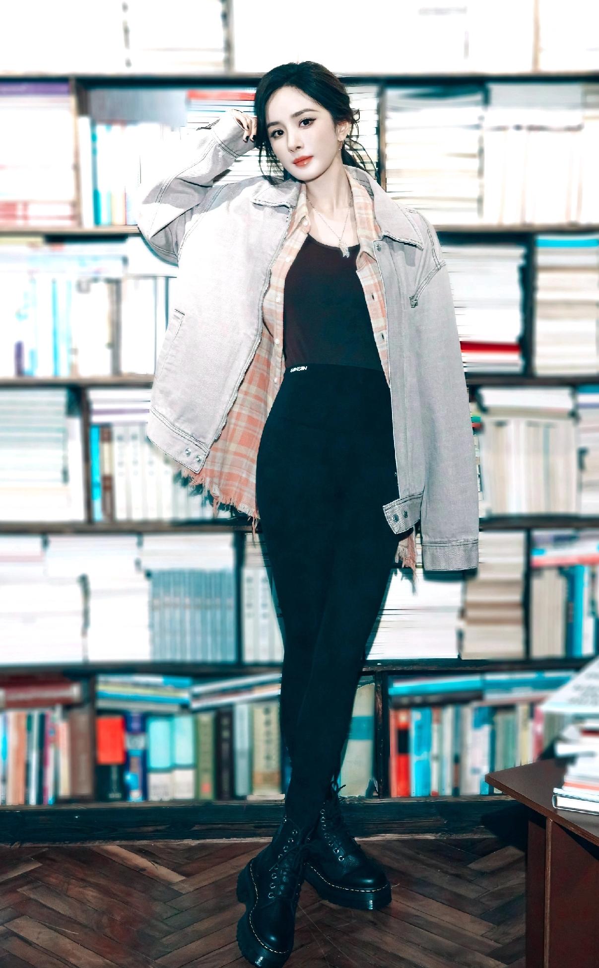 @杨幂～步履轻轻，随时间漫游…[比心]