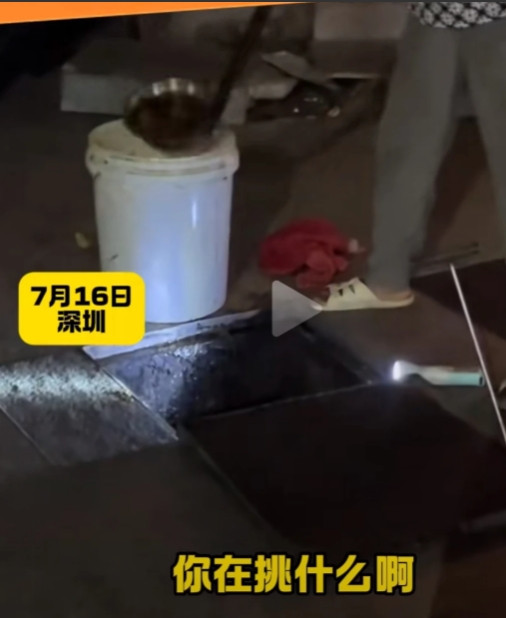 太恶心！深圳，女子下夜班偶遇可疑大妈，走近一看才发现大妈正从地下道一勺一勺往上舀