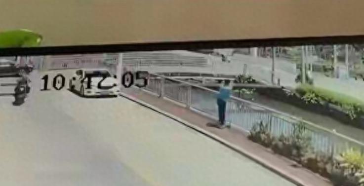 汕头抛女童案：7秒盲区，两个路人，一条命7月1日上午10点46分，广东汕头。监控