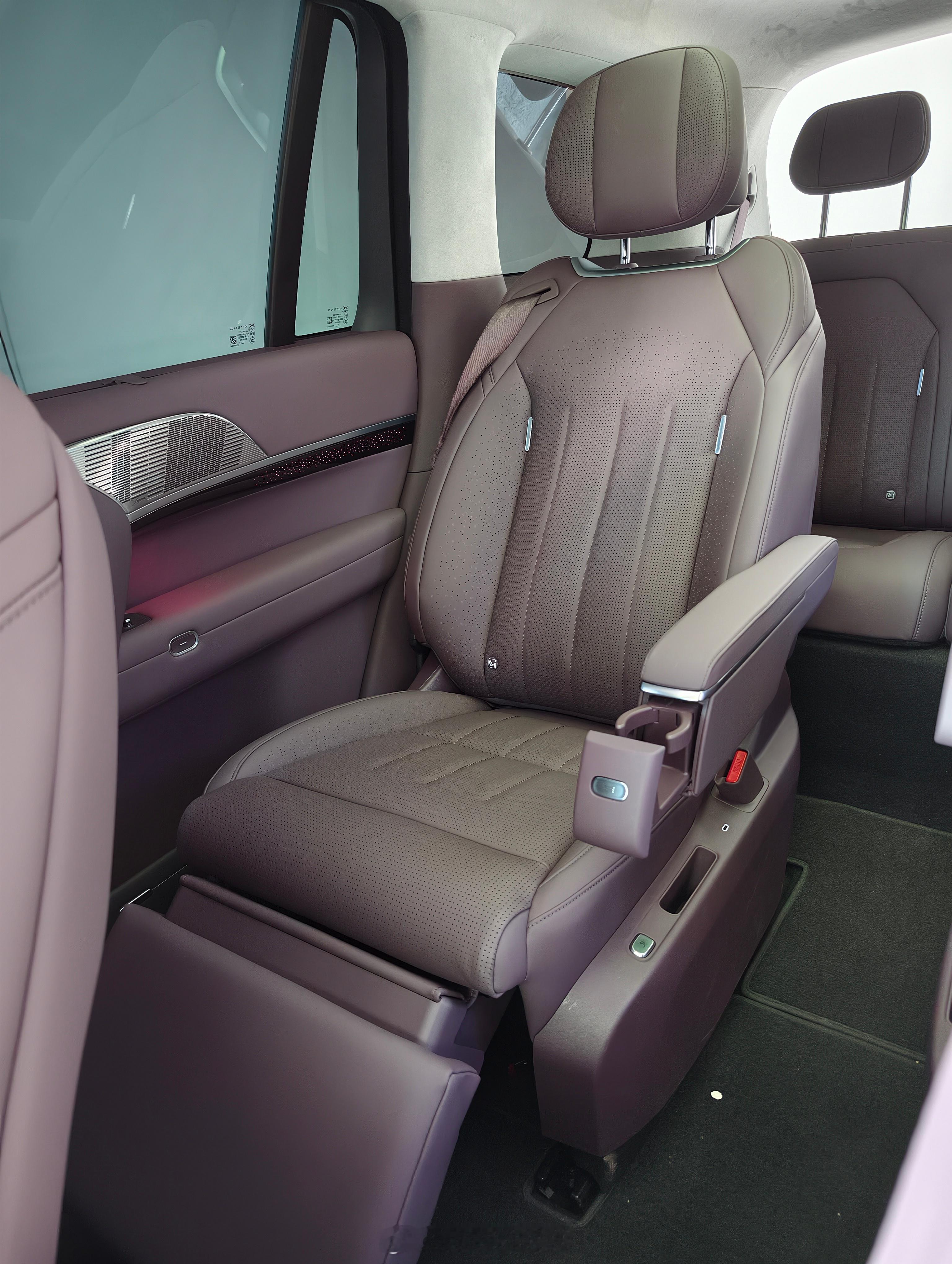 过来洗车，就随便看了一下小鹏GX，这是真的大，体量感十足觉得，这外观和内饰，怎么