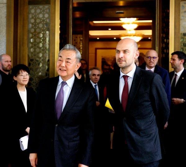 6月6日星期五，中国外长王毅应约与法国外长巴罗通话。王毅表示：“中法都具有独立