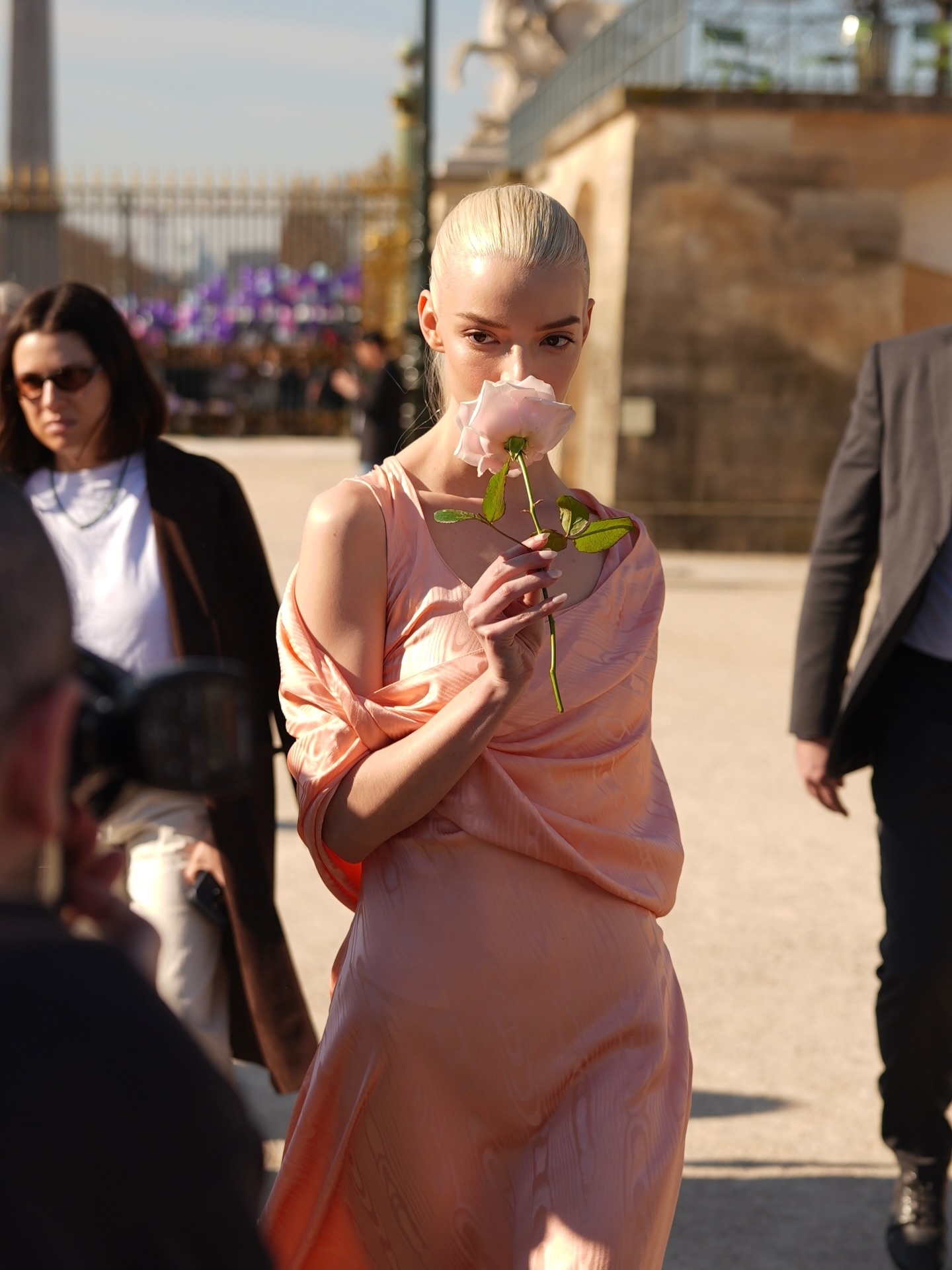 AnyaTaylor-Joy在巴黎时装周的两套惊艳亮相太美了！