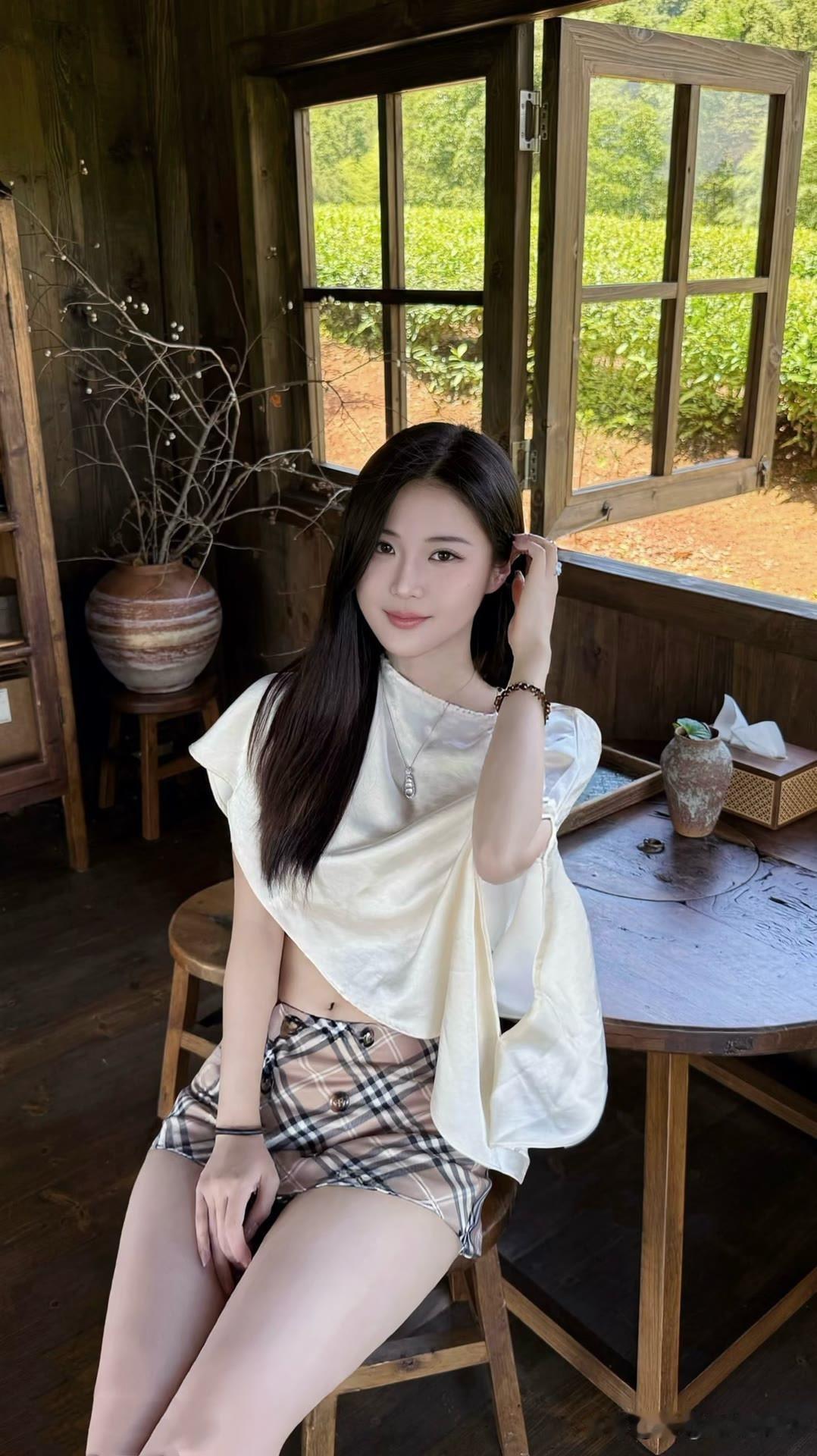 窗边静坐，悠然自得，享受阳光洒落的美好时光。