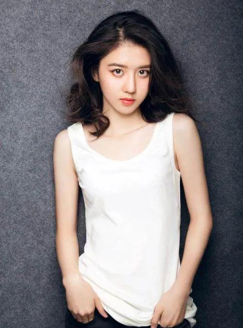 李凯馨辱华风波掀行业巨浪：95后小花“自毁长城”引资本连环震2025年李凯馨辱