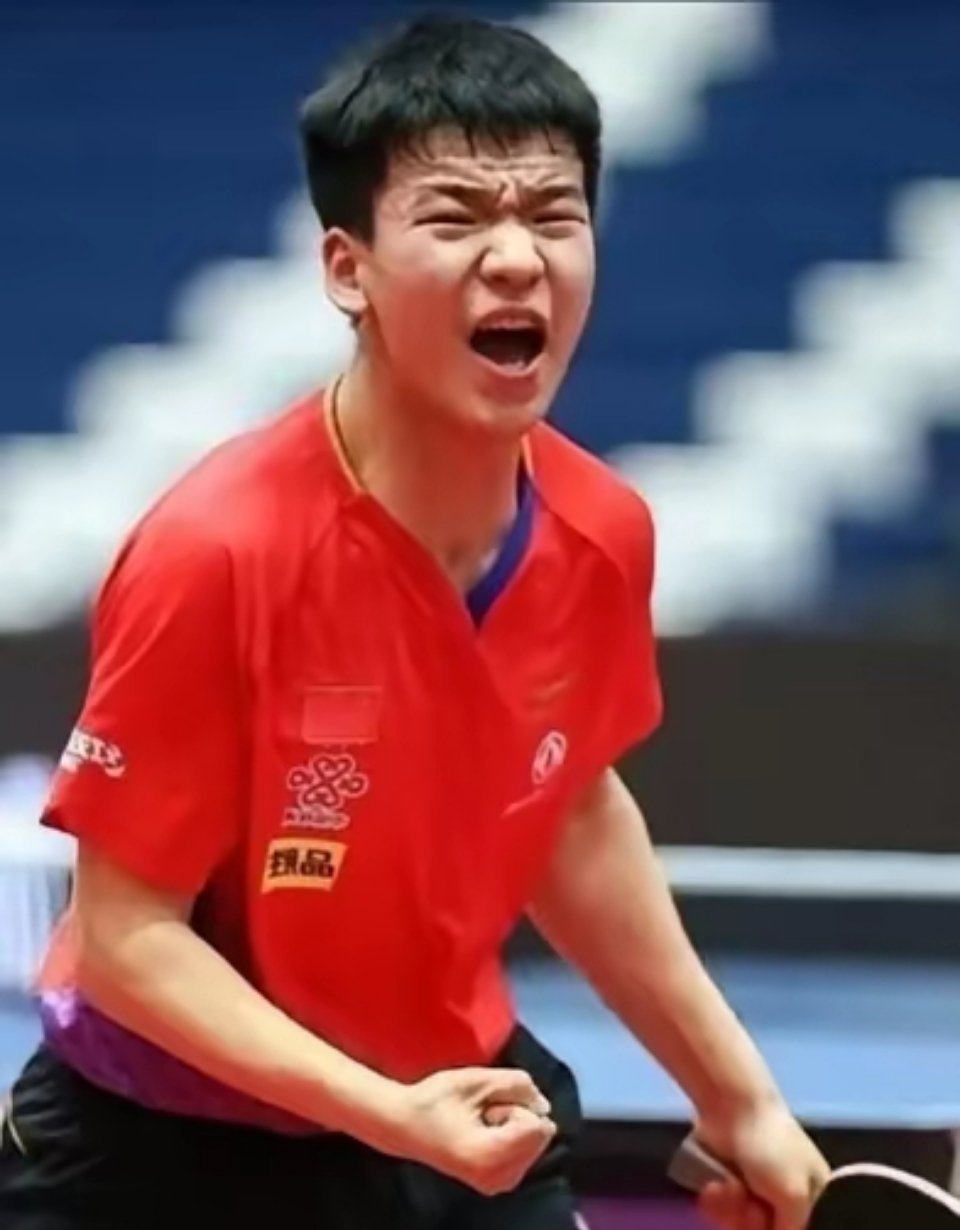 11日下午香港总决赛传来最新战报！向鹏🇨🇳——晋级男单8强！林诗栋🇨🇳—