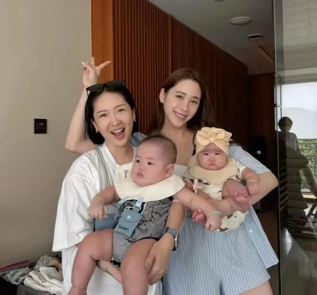 郝劭文和欧阳妮妮一家关系真好，一起互动带娃，欧阳妮妮看到了郝劭文家的女儿真是爱不