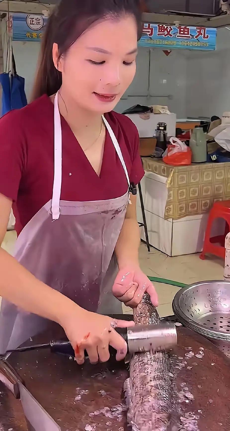 一个小伙子因为癌症化疗掉光了头发，他来到一处卖鱼的摊位前，不好意思的问老板娘：这