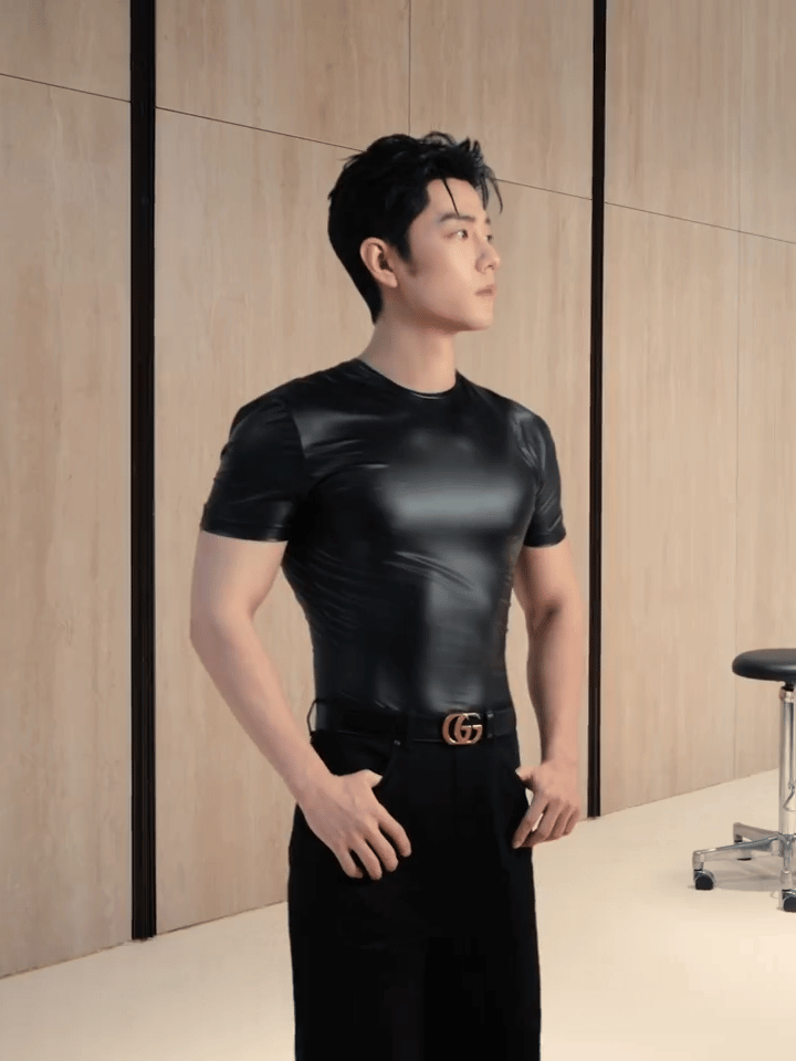 肖战平时没白练，夯爆了穿衣显瘦，脱衣有肉