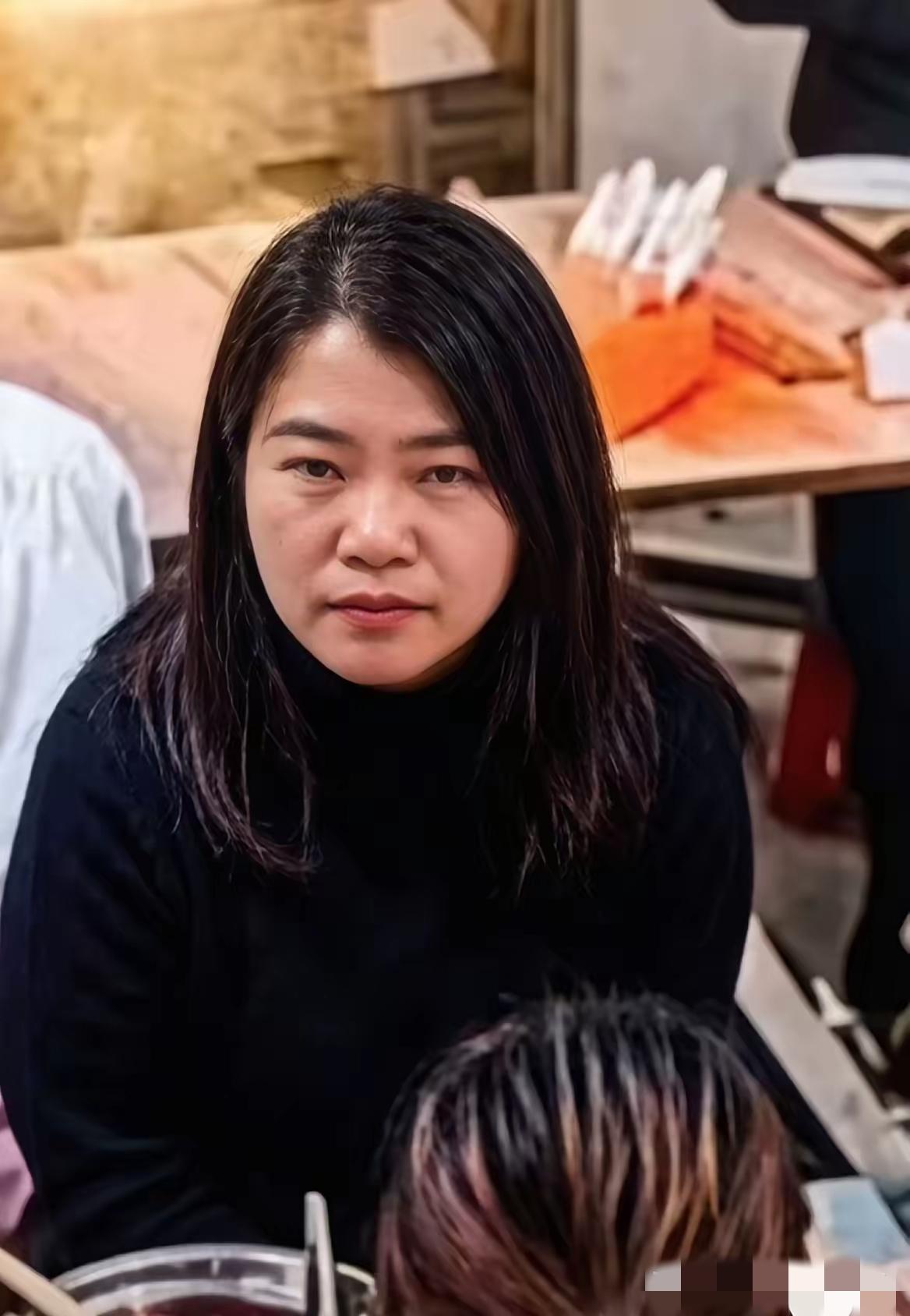 泼汤女这辈子怕是都抬不起头了！就因一把凳子的小误会，对方诚恳道歉还凳，她却怀恨在