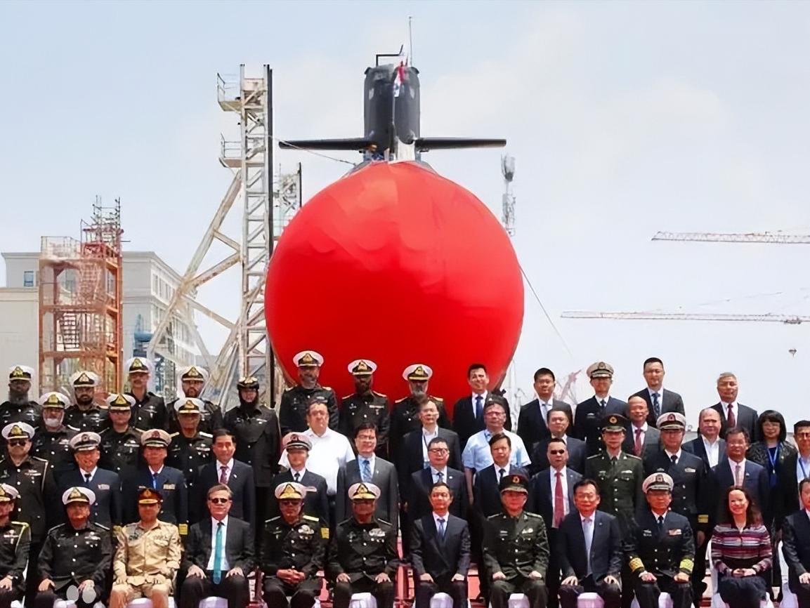 巴基斯坦高规格欢迎首艘国产汉果级潜艇入港，引发全球军事圈热议。这场举国欢庆仪式，
