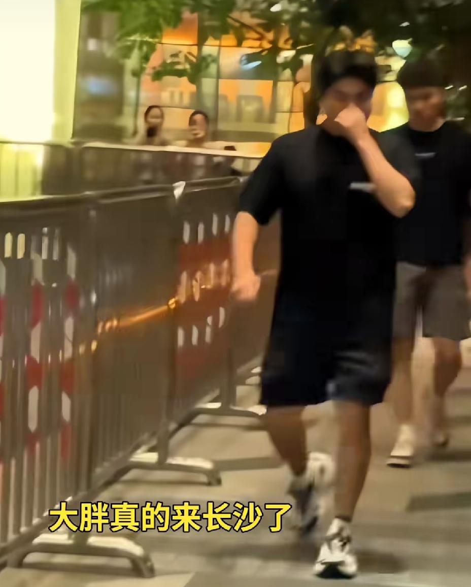 好消息，甜甜去长沙了。坏消息，甜甜刚到就被球迷吓坏了，怎么这么热情直接冲