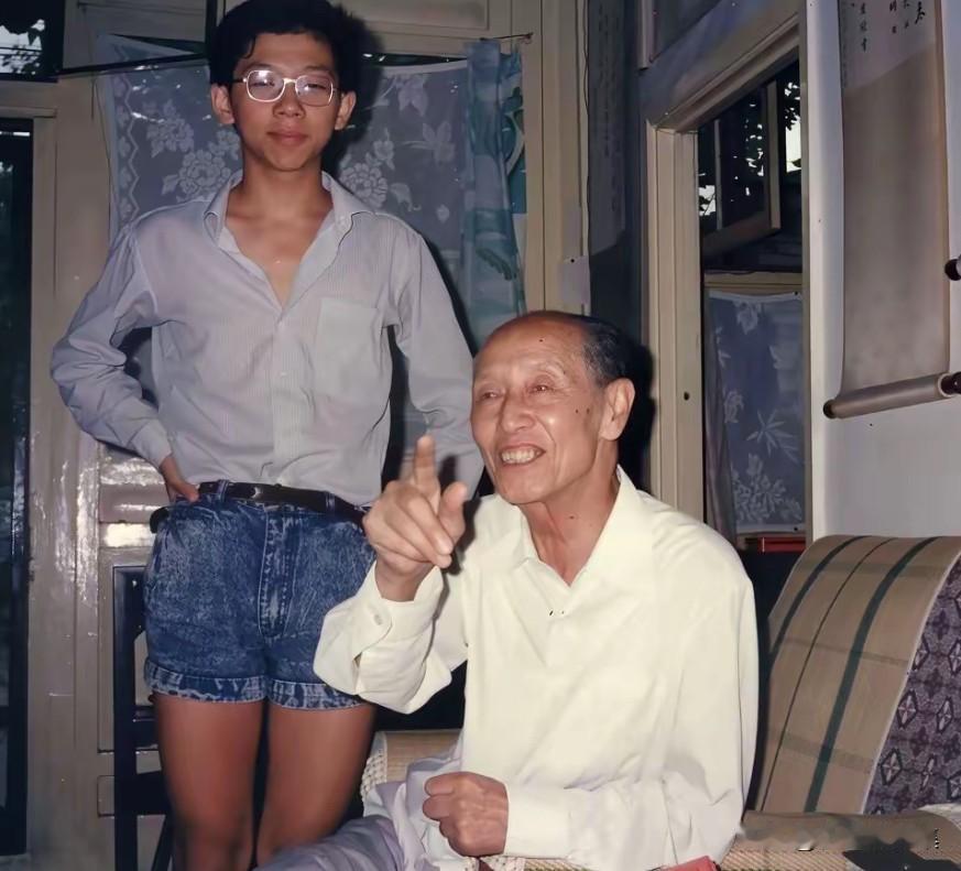 1990年，15岁的胡海泉随父母胡世宗、王惠娟前往北京拜访著名诗人臧克家，同行的