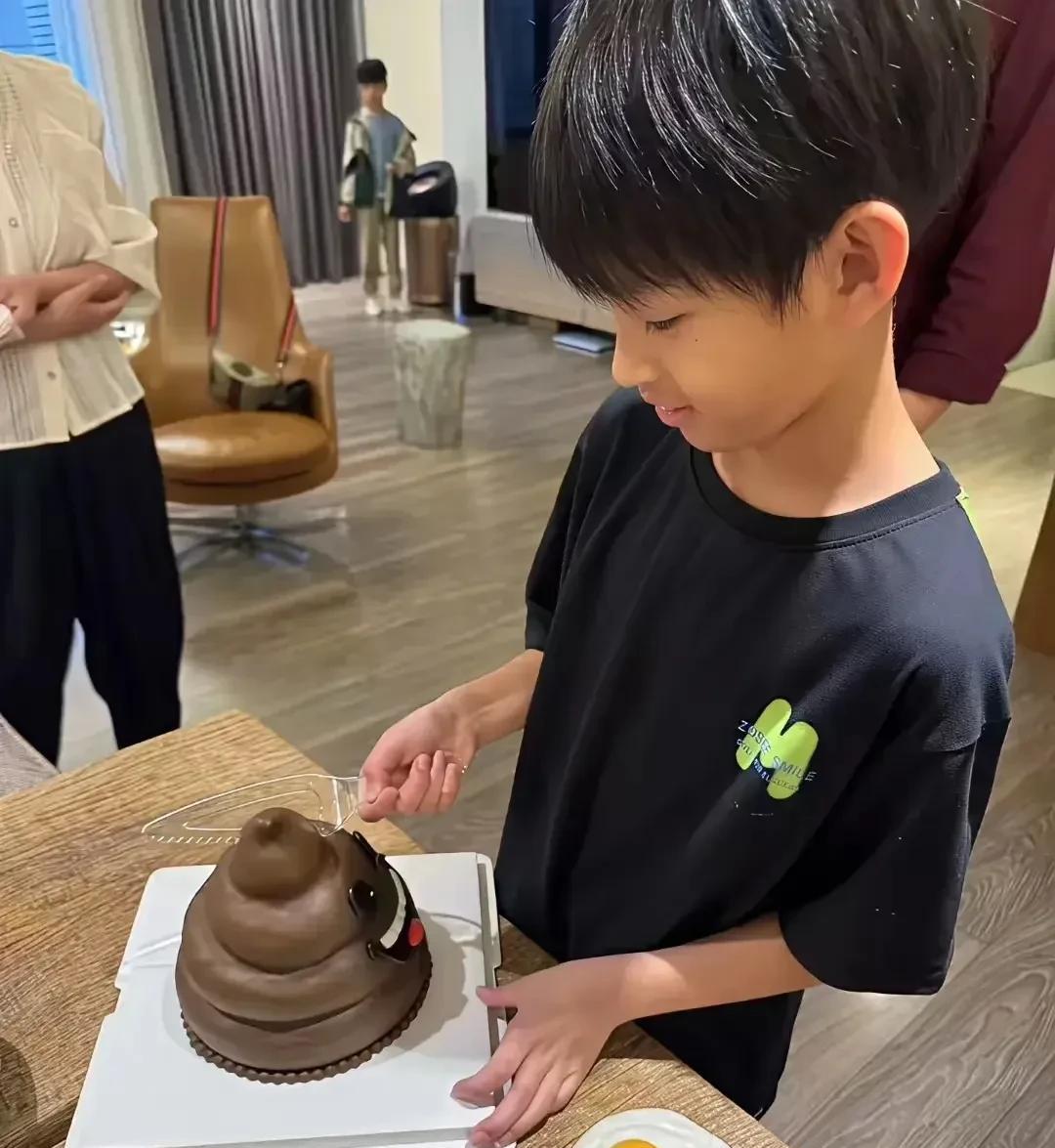 汪小菲晒儿子切蛋糕又惹来不少人的恶评大S走了没有人管了这就直接晒上了现