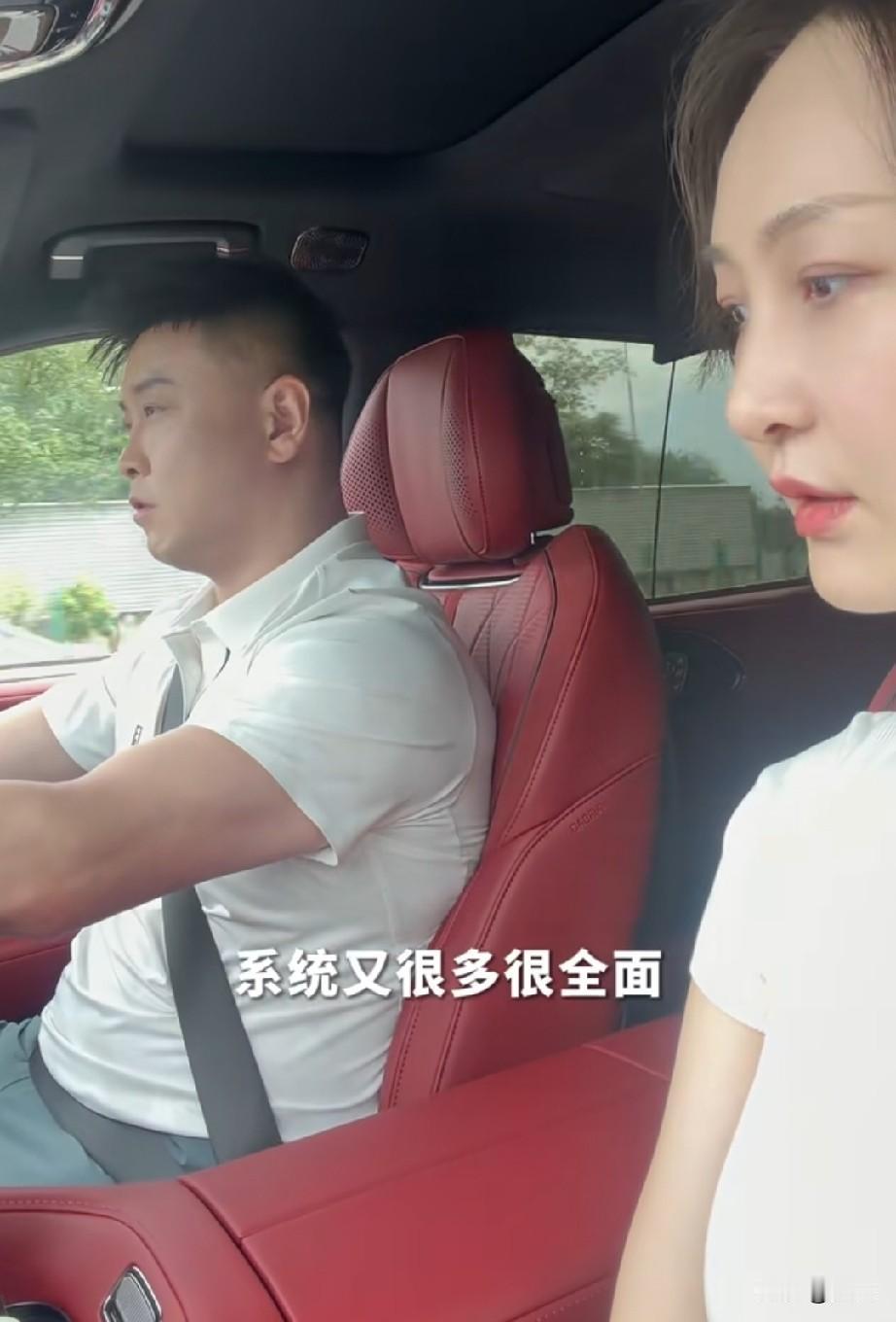 王皓开着新换的极氪8X带着一家人出去玩，而且还跟妻子闫博雅夸赞新车，说新车也太好
