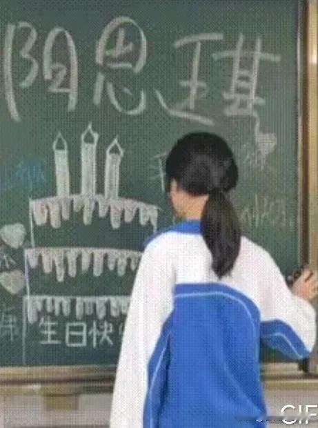 广东的一名女生被全班同学“逼”上台擦黑板，委屈得想哭，但是拉开黑板的一瞬间，瞬间