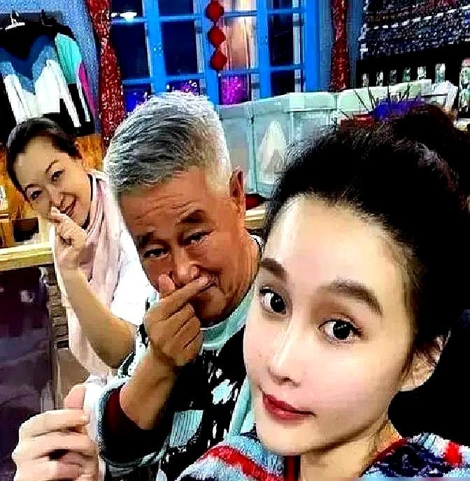 赵本山一句“农民的女儿不能飘”，把130块早餐骂上热搜。私人飞机躺那儿吃