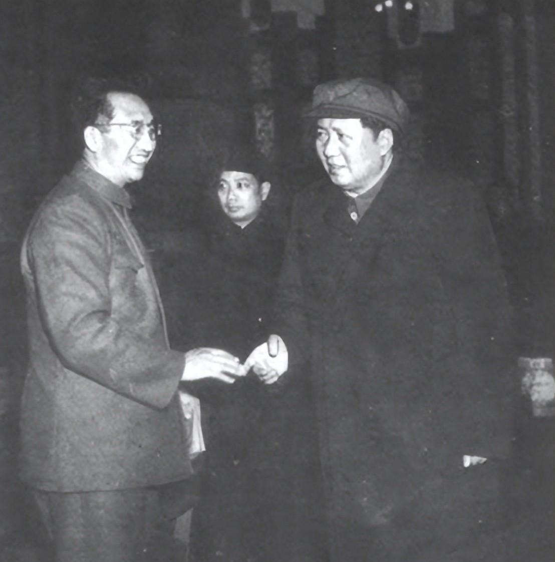 1949年毛主席确定总参谋长人选时，他微笑着说在青岛的那位实力名将该出山了19
