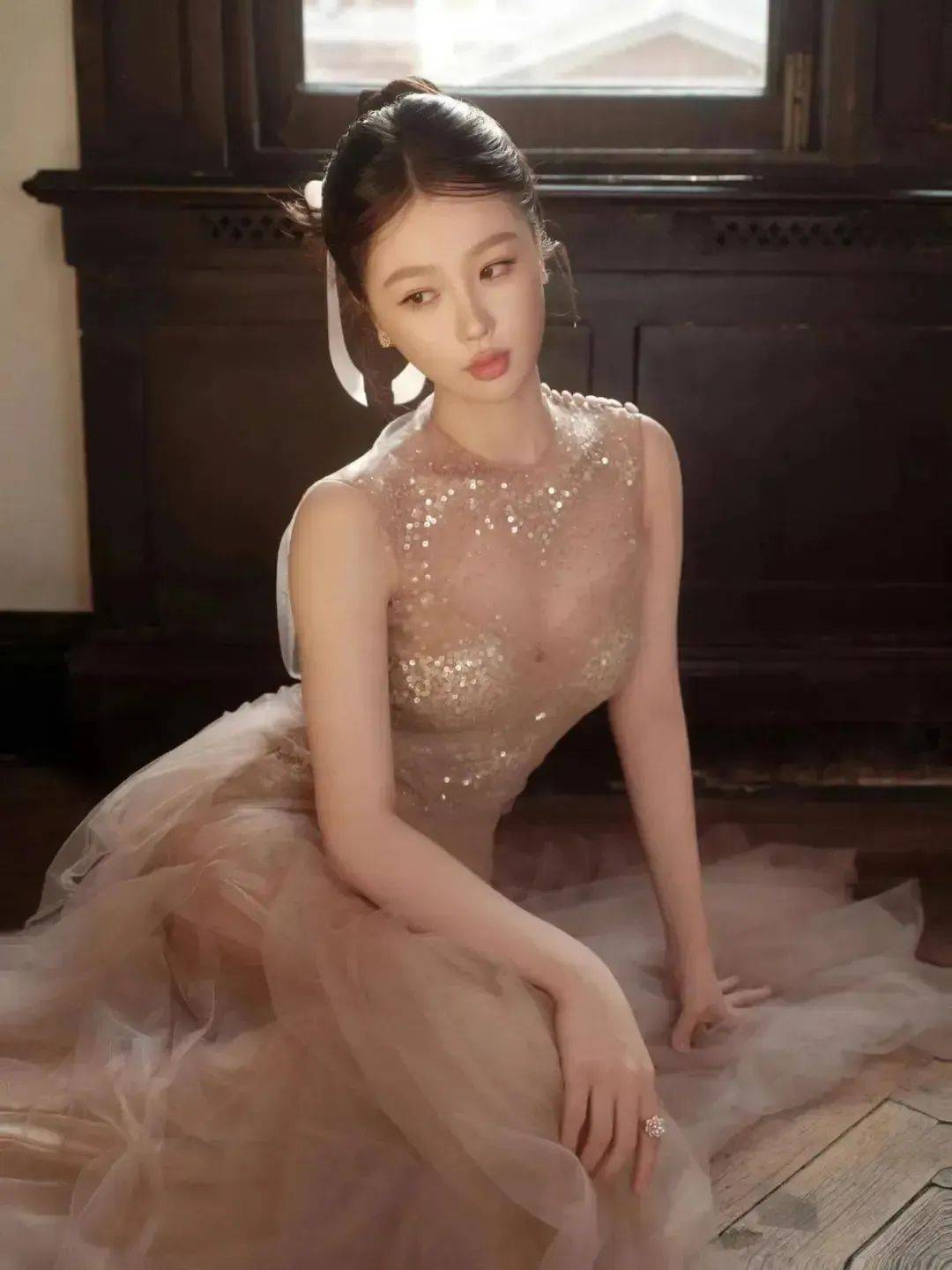 虞书欣|女神写真|不愧是大欣欣，轻纱薄缕，身材好圆润！