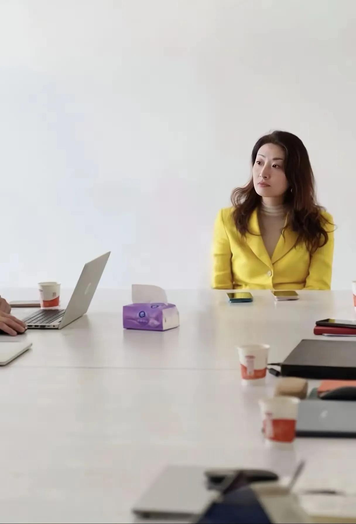 宗馥莉最近露面的照片,眼尖的人都盯着她桌上的手机——蓝色厚款带凹陷,看着就是华为