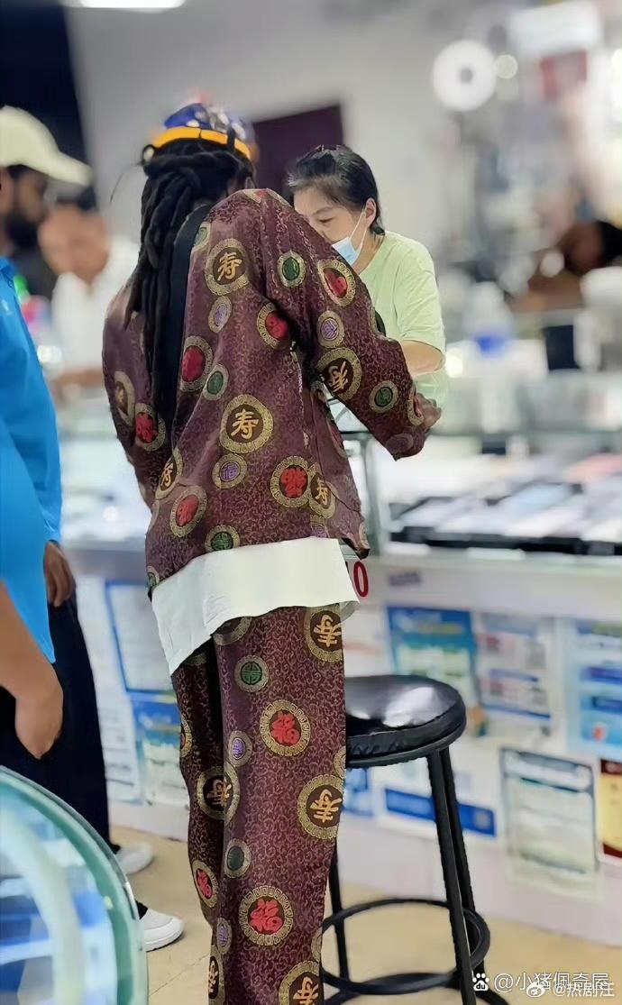 笑麻了谁教这老外这么穿衣服的？