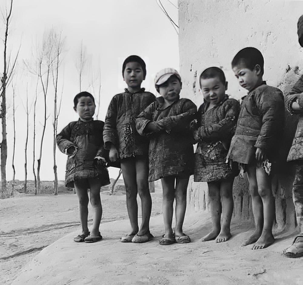 上世纪70年代的一天，北方某地农村的一群孩子在村口玩耍，他们的穿着打扮格外引人注