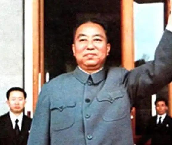 毛主席为啥在1976年，把摊子交给“没啥名气”的华国锋？周总理当年的疑问，藏着大