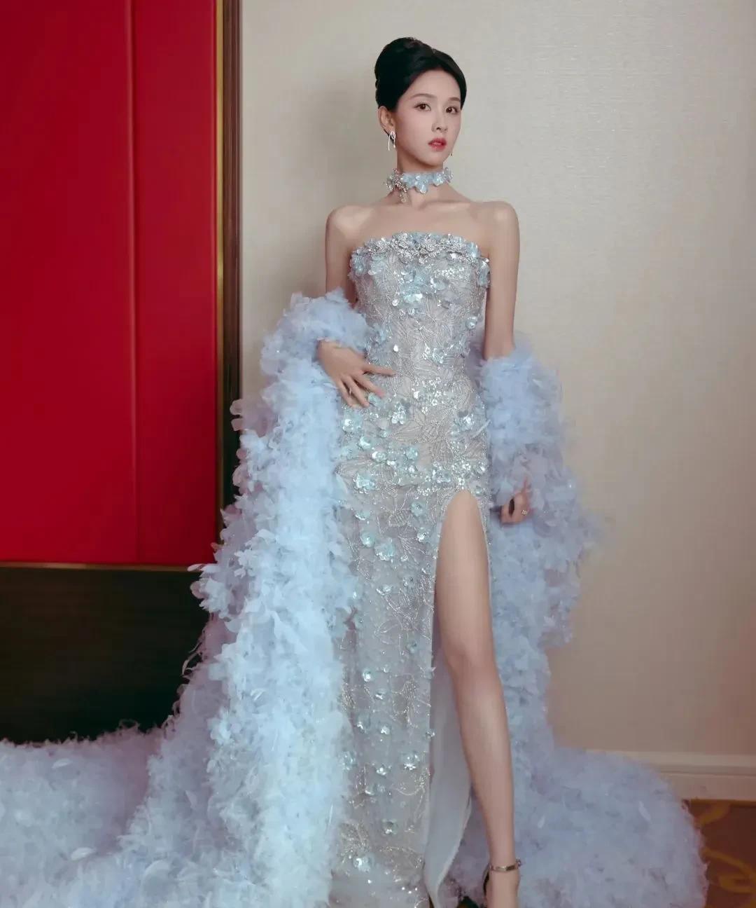 陈都灵穿抹胸开叉裙配羽毛披肩，直角肩+修长美腿，清冷又性感，这气质鲨疯全场！