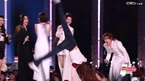 啊啊啊啊啊啊啊今天浪姐李小冉为了拉票拼了，五旬老太急的来了两个侧手翻，王濛演我表