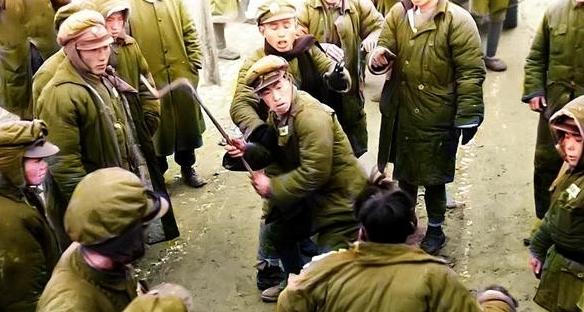 1948年淮海战役胜利后，解放军战士路过一草垛，突然闻到股怪味，扒开草垛一看，顿