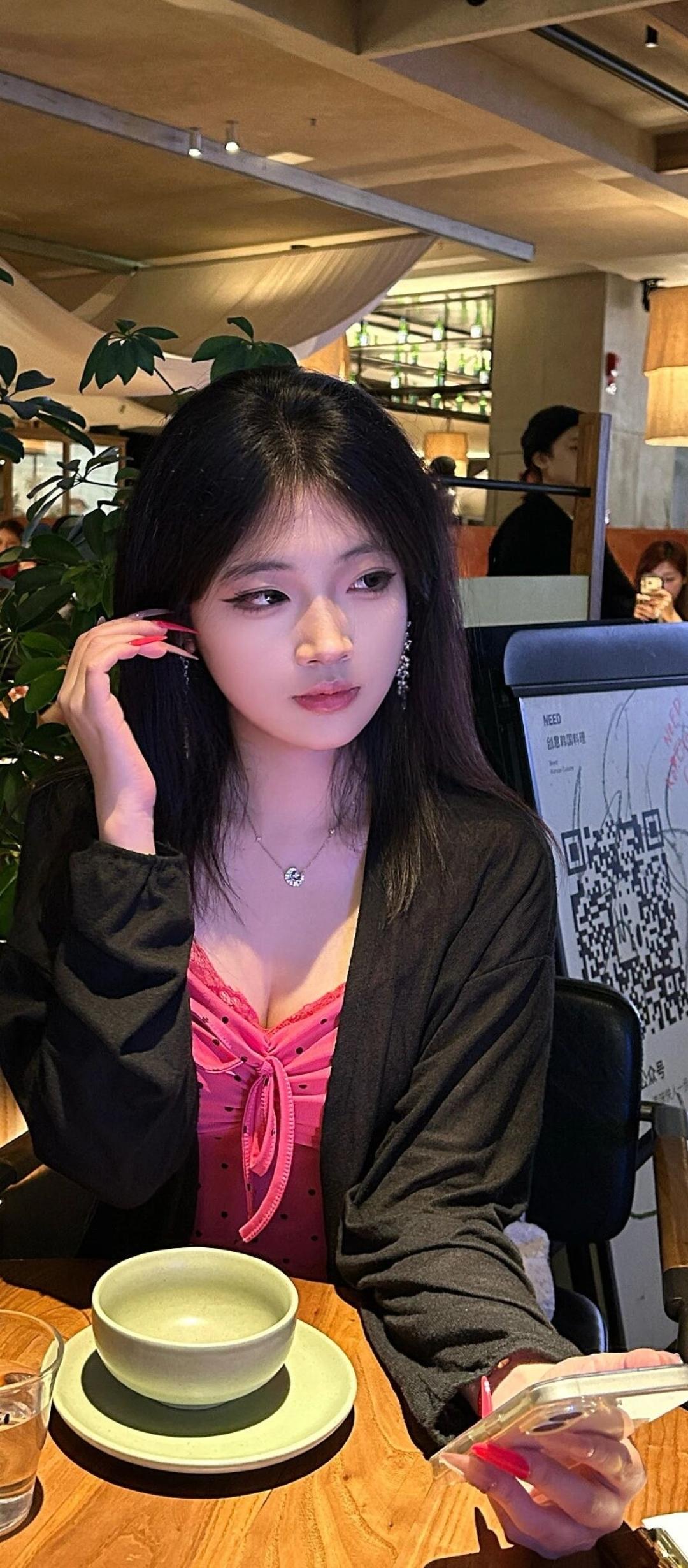 咖啡馆里的少女时光，静享美好午后。