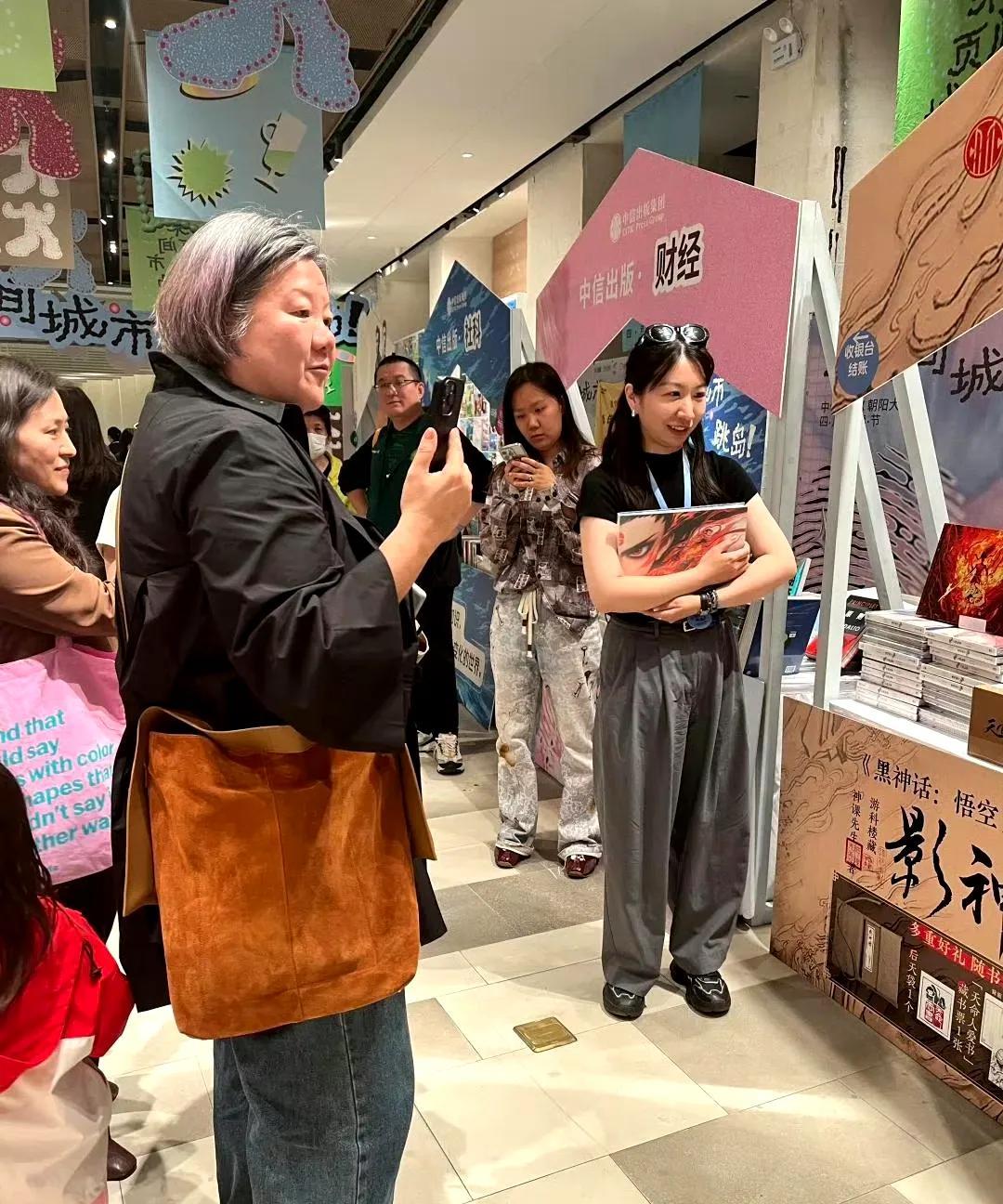 这个又老又丑又胖的老太太，居然是中国顶级名媛，她爸爸是著名学者，妈妈是外交家，还