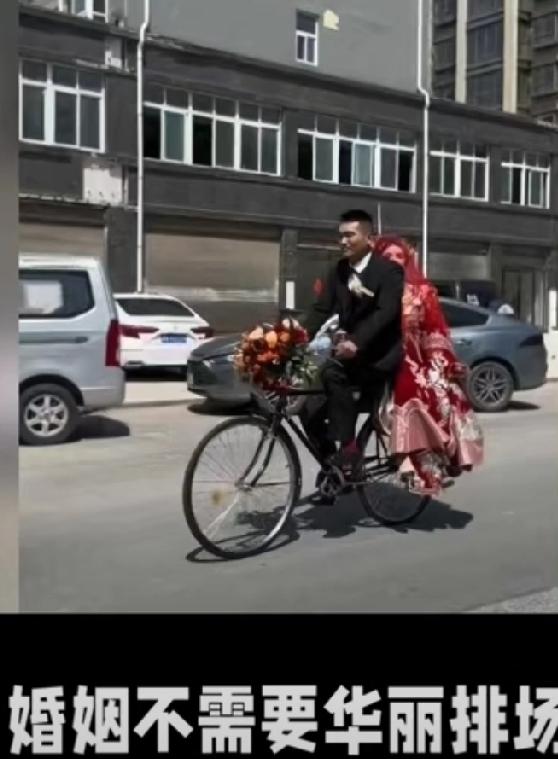 5月4日，河南商丘柘城。新郎载着29岁的新娘王女士，出现在大街上，引起市民的关注