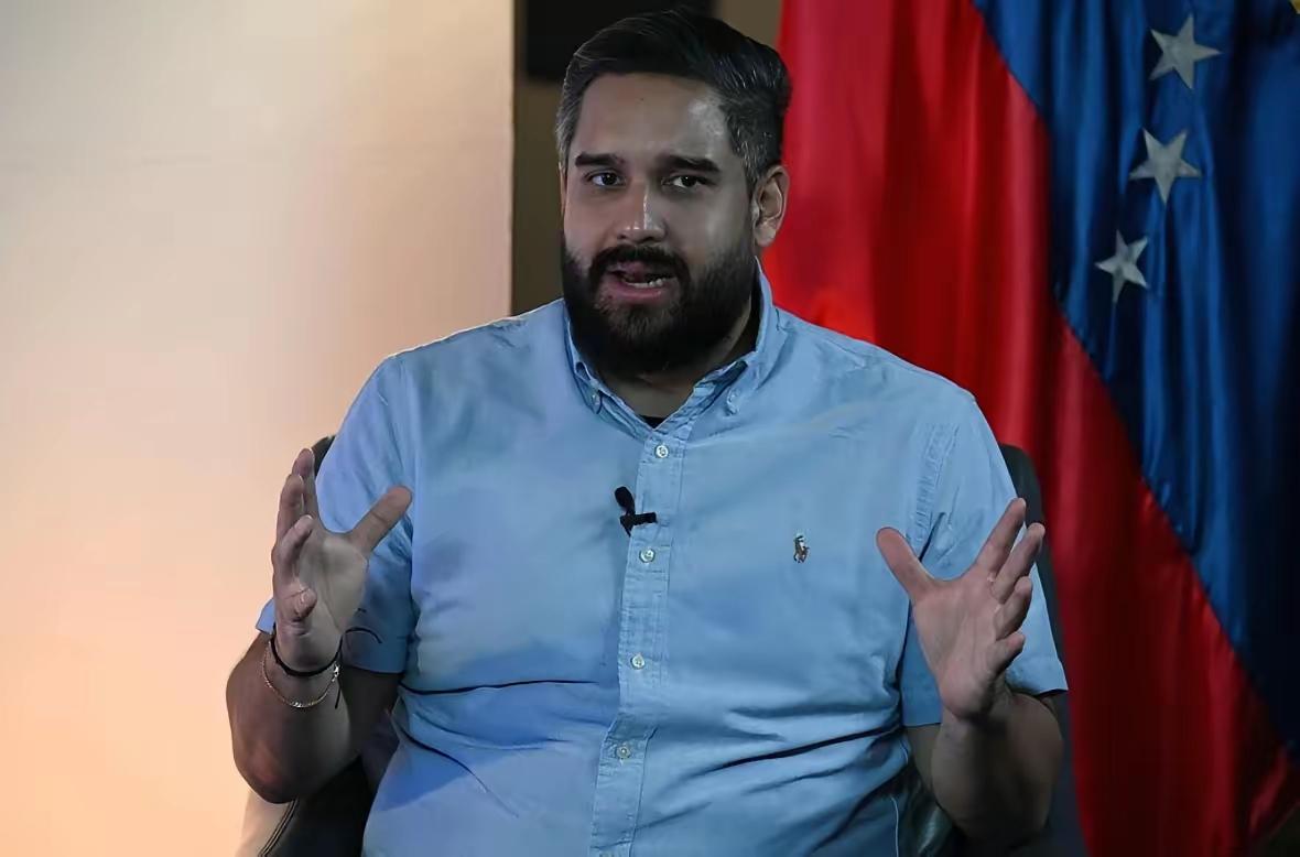 果然是虎父无犬子！老马杜罗身陷囹圄，儿子尼古拉斯扛起大旗的样子，才算接住了查韦