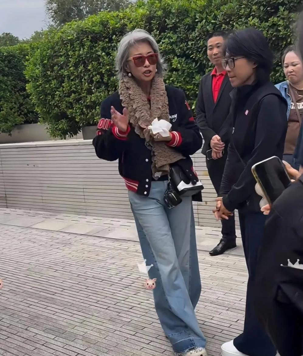 64岁叶蒨文佛山逛街，白发朴素却优雅！自然老去的样子，真的很迷人在广东佛山