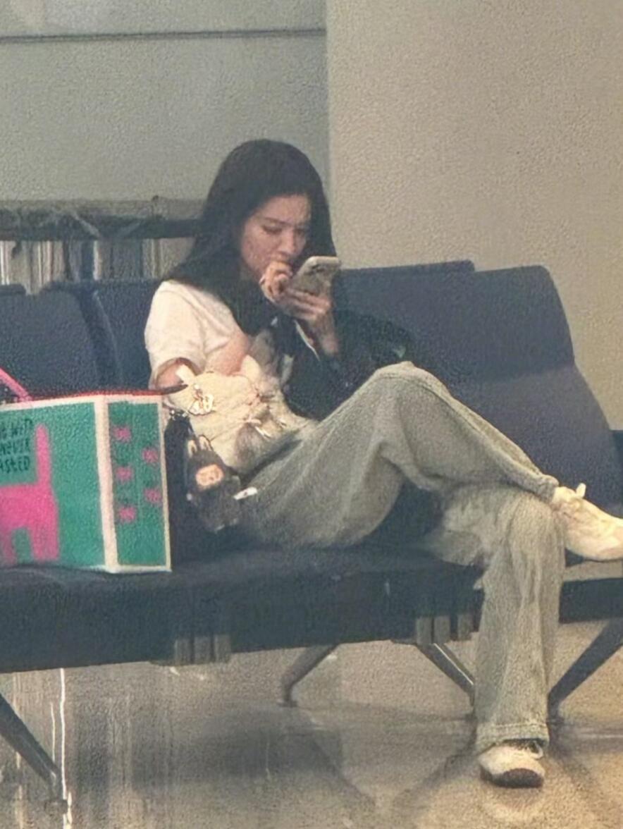 王楚然不戴眼镜完全看不清东西王楚然的近视高达600度，属于高度近视范畴，“不戴眼