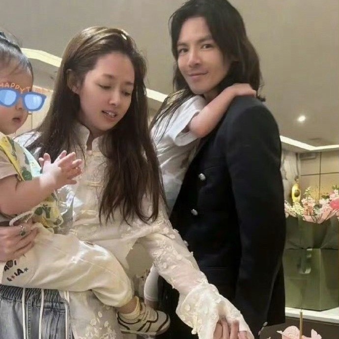 向佐晒照P自己，却未给老婆修图，这波操作引网友调侃，夫妻同框反差感拉满。