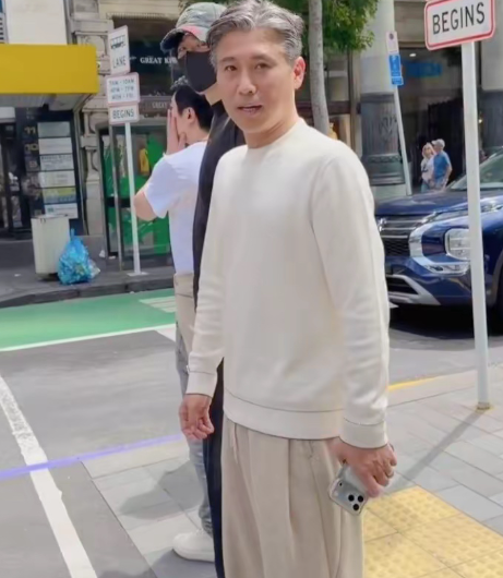 在新西兰街头有网友偶遇辛柏青他穿宽松的白色T恤，浅色阔腿裤，打扮休闲洋气一头