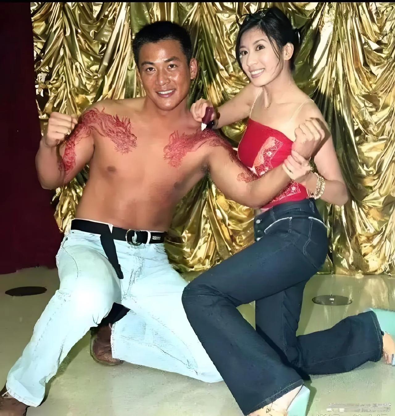 认识这位型男的人都已经老了吧！大美女贾静雯和一位帅气壮士男子的合影，虽然那会