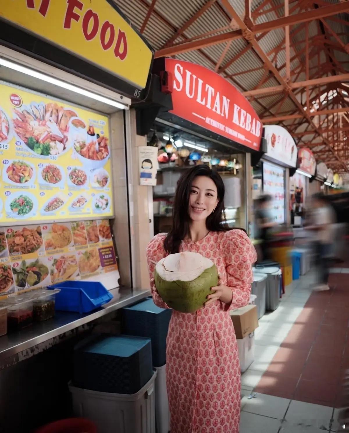 朱珠晒出和老公女儿在新加坡旅行，这一家子真幸福！有一说一，朱珠这几年挺顺，婚姻事